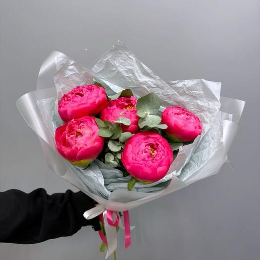 Коралловые пионы с эвкалиптом