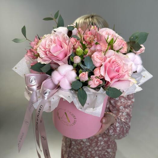 Ніжна композиція з французькими трояндами, евкаліптом і кущовими трояндами