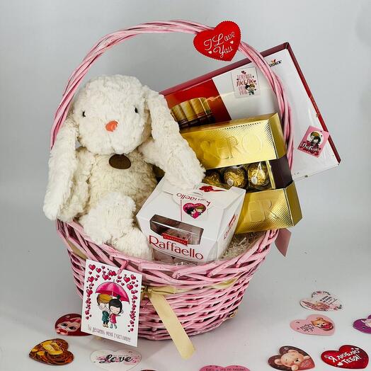 Розовая корзина с конфетами Raffaello FERRERO Rocher Merci и плюшевым зайцем в подарок девушке