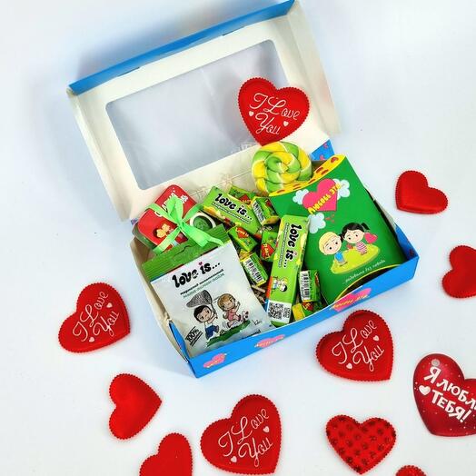 Сладкий бокс love is с конфетами и жвачкой