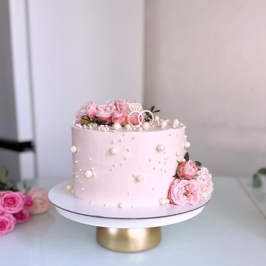 Свадебный тортик с кольцами и живыми цветами