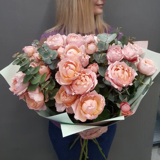 Букет из пионовидной розы Джульетта с эвкалиптом