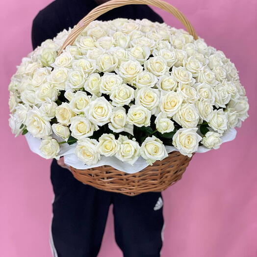 POLOSTAR WHITE  ROSES IN MEDIUM BASKET