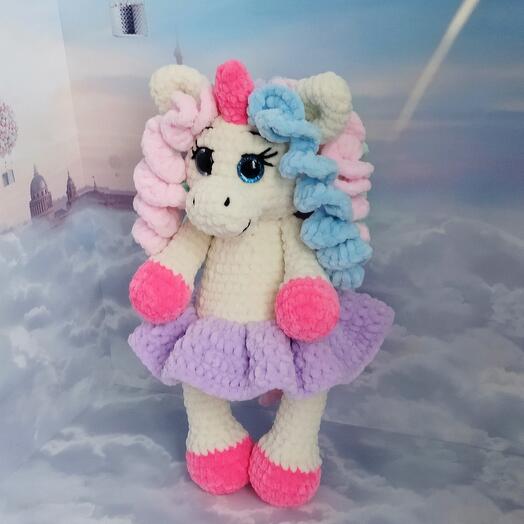 Вязаная игрушка единорог из плюшевой пряжи