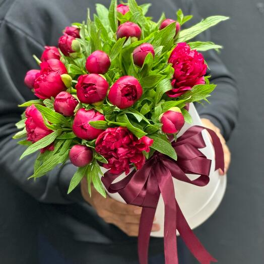 Бордовые пионы в коробке (