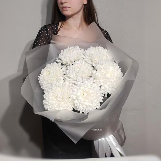 7 белых хризантем