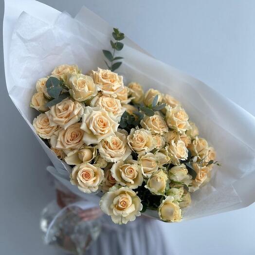 9 кустовых роз с добавлением эвкалипта «Салинеро»