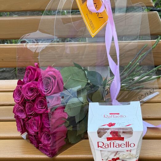 Сумочка из 15 голландских роз и raffaello