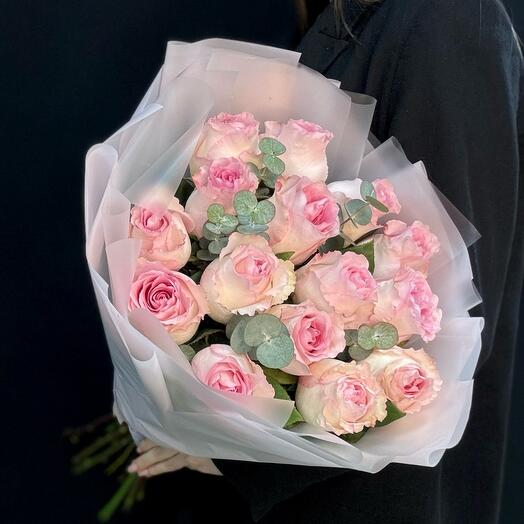 Букет из 15 роз с эвкалиптом