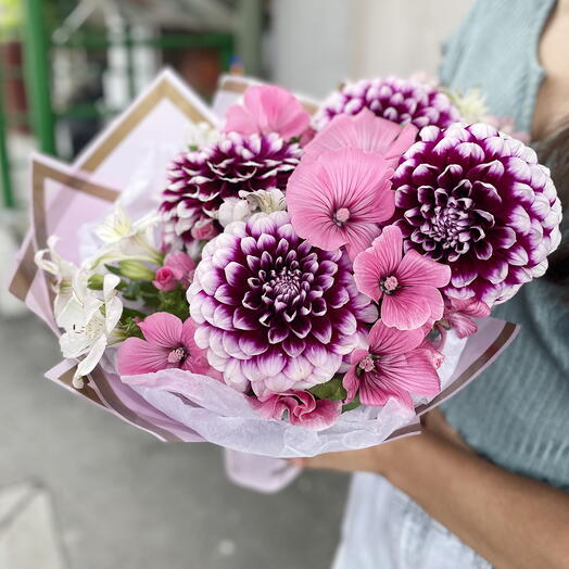 Bouquet with dahlias and alstroemeria