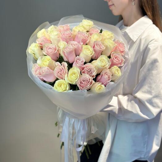 35 нежных роз в матовой пленке