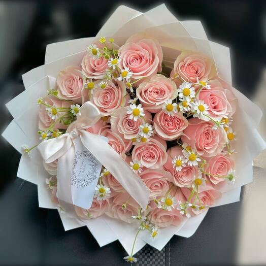 Delicate roses and daisies