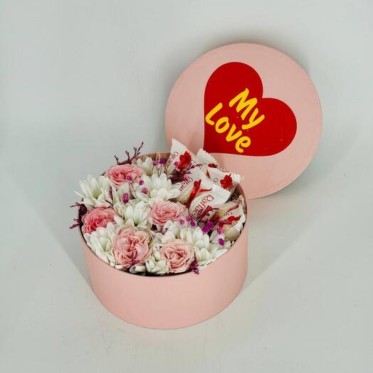 Цветы с конфетами Раффаэлло в подарочной коробке my love
