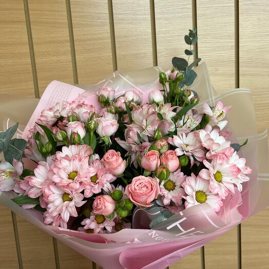 Ramo de rosa arbustiva , alstroemeria y crisantemo