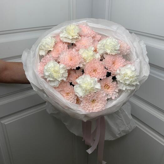 Ramo de autor con crisantemos rosados y Dianthus blanco como la nieve
