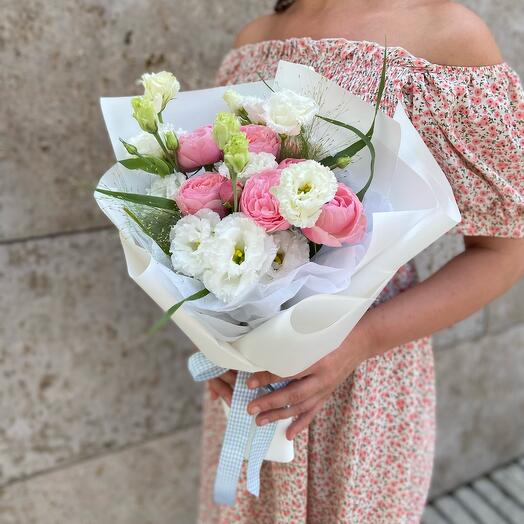 Букет с пионовидными розами и эустомой