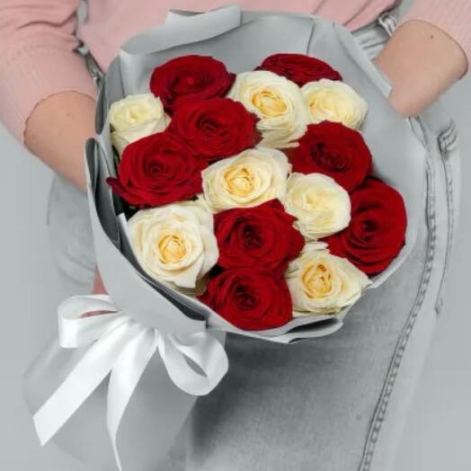 Микс из красных и белых роз