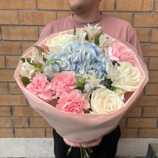 Ramo de autor con rosas peonías, hortensias, Dianthus y flores secas