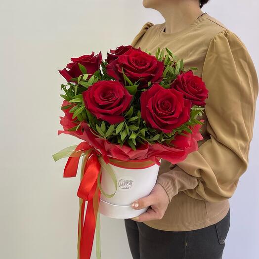 Букет Lola red M в коробке из 7 красных роз Эксплорер с фисташкой