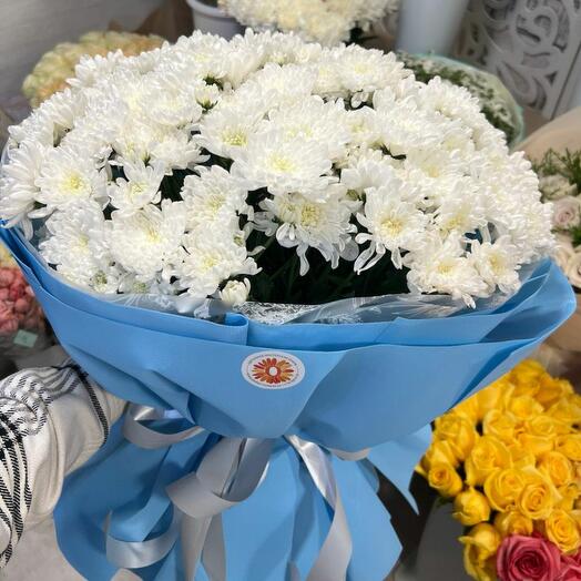 Букет из 21 белых хризантем от Цветочного магазина Оранж Алматы