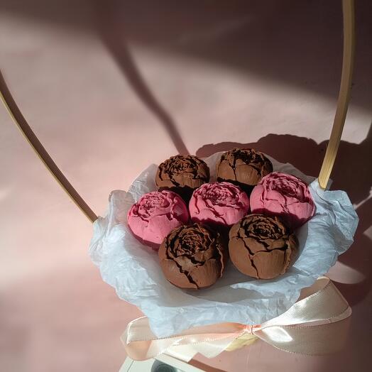 Шоколадні півонії з тортиком всередині