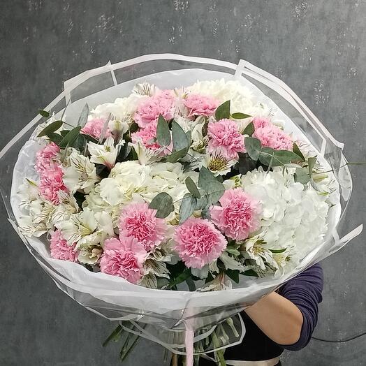 Букет из гортензий, альстромерией,диантусов и эвкалипта