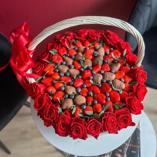 Корзина с клубникой в шоколаде и красными розами