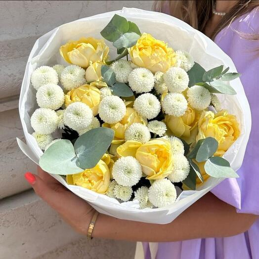 Букет из пионовидных роз и хризантем