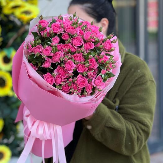 Букет из малиновой кустовой розы