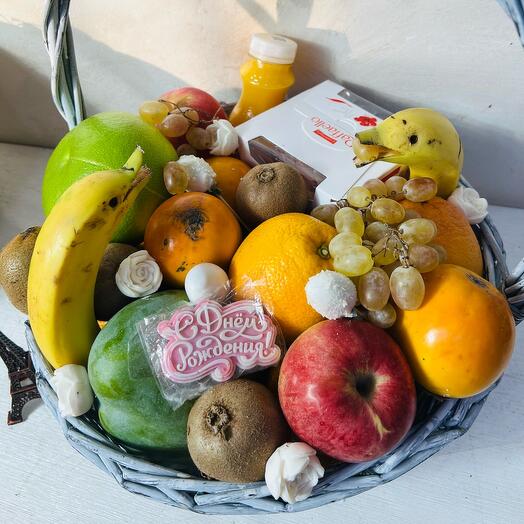 Корзина с фруктами и с рафаэлло на день рождения