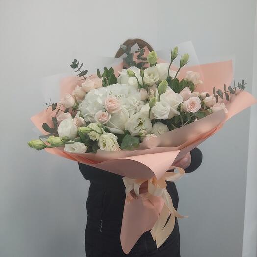 Букетик гортензия, эустома, роза пионовидная кустовая, эвкалипт