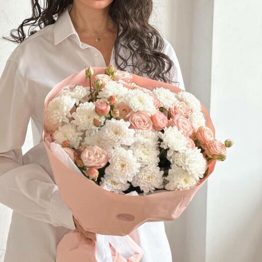 Bouquet "Mary" of bush roses and chrysanthemums size L