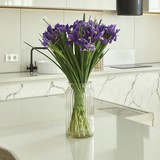 Ирисы в вазе