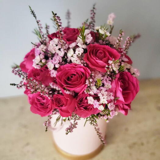 Cajita con rosas y flor de cera
