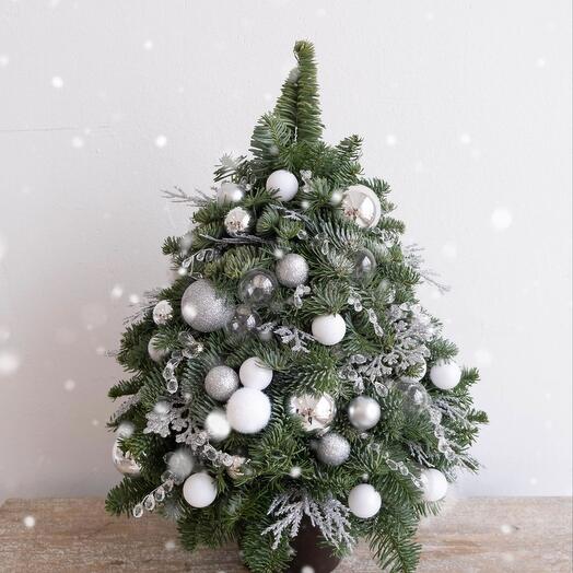 Нежная елочка из хвои