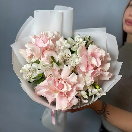 Розовые французские розы и белая альстромерия