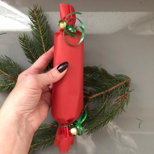 Большая финиковая конфета сгинцким орехом и клюквой