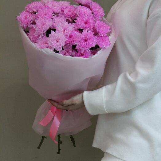 Ramo de 5 crisantemos rosados en la decoración