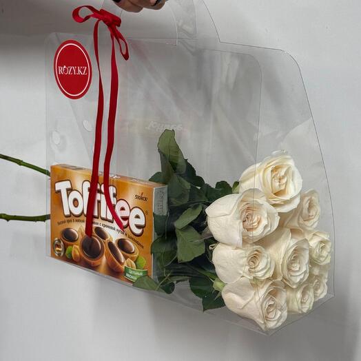 Сумочка из 9 белых роз и Toffifee
