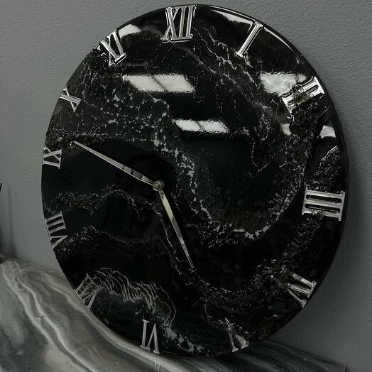 Часы с инкрустацией