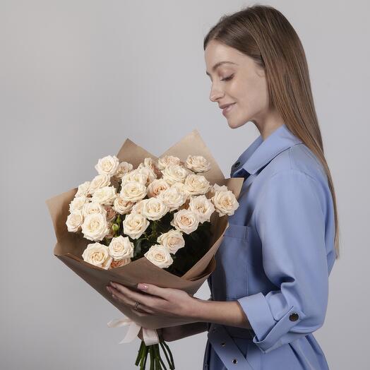 Нежный букет из 15 розовых кустовых роз