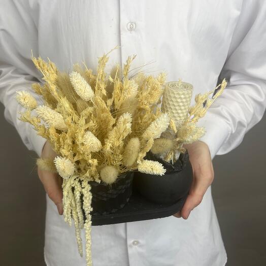 Композиция из сухоцветов и свеча