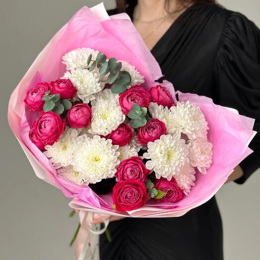 Rosas peonías con crisantemos