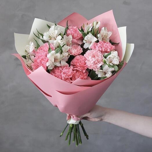 Ramo de Dianthus (claveles) y alstroemeria blanca