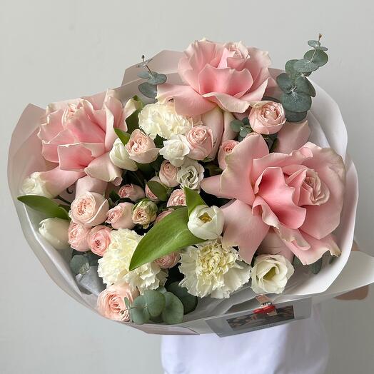 Сборный букет с розой, тюльпаном и эвкалиптом