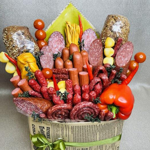 Мужской букет из колбас, сыра и закусок "Конверт"