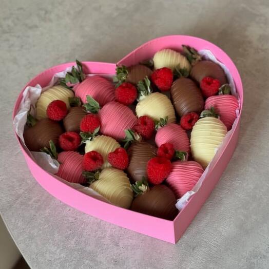 Набор из клубники в шоколаде "pink heart"
