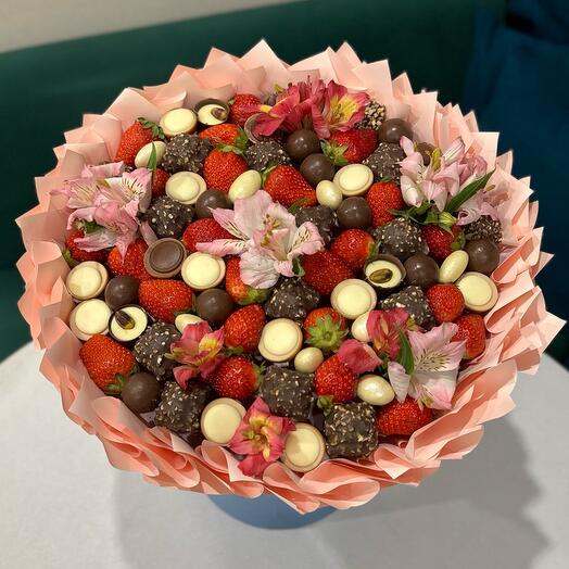 Букет из конфет с альстромерией