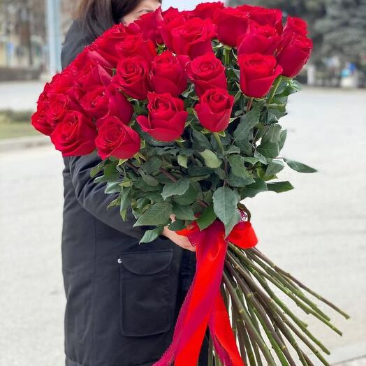 25 высоких бордовых роз