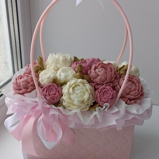 Flores comestibles de malvavisco en un bolso